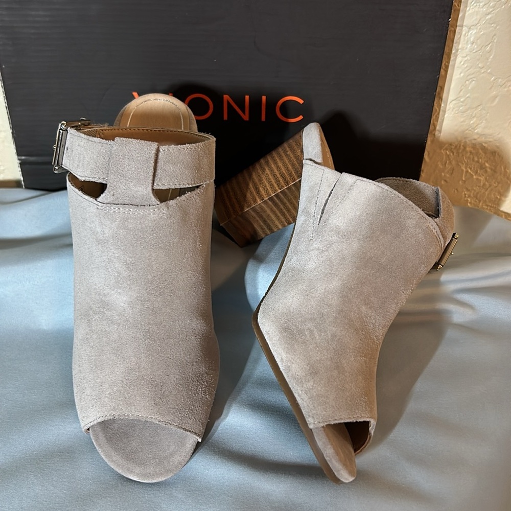 NWT Vionic Heels - Picture 3 of 4